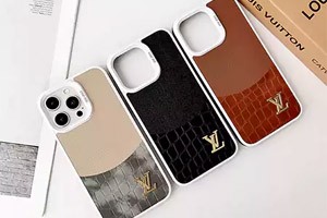 世界観光の日に、日本の東京では新しい LV の iPhone16/15/14/13 シリーズのスマホケースが発売されました。これらのスマホケースは LV の定番デザイン要素、例えばブランドロゴ、モノグラム柄などを融合し、豪華でファッションなスタイルを表しています。革、シリコンなどの高品質な素材で作られており、良好な保護性能と手触りを持っています。また、これらのスマホケースはボタン、インターフェースなどの部位の精密なマッチングなどのディテ